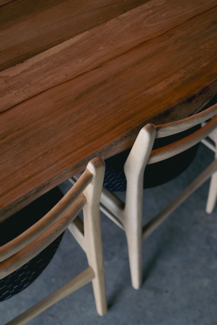 The live-edge teak communal table at Kinigi Table